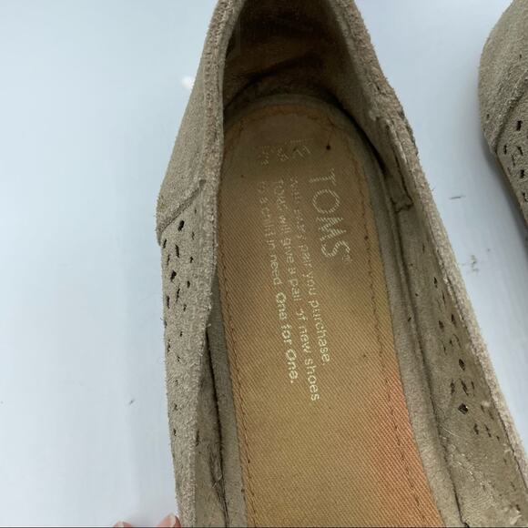 Toms Beige Leather Laser Cut Slip On Flats Womens 6.5 Shoes Comfort Ballet - Picture 6 of 10